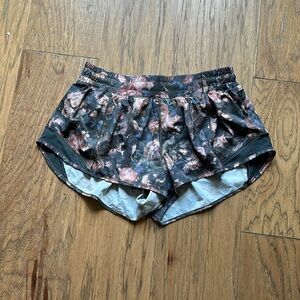 Lululemon Hotty Hot Short 2.5” - Size 8